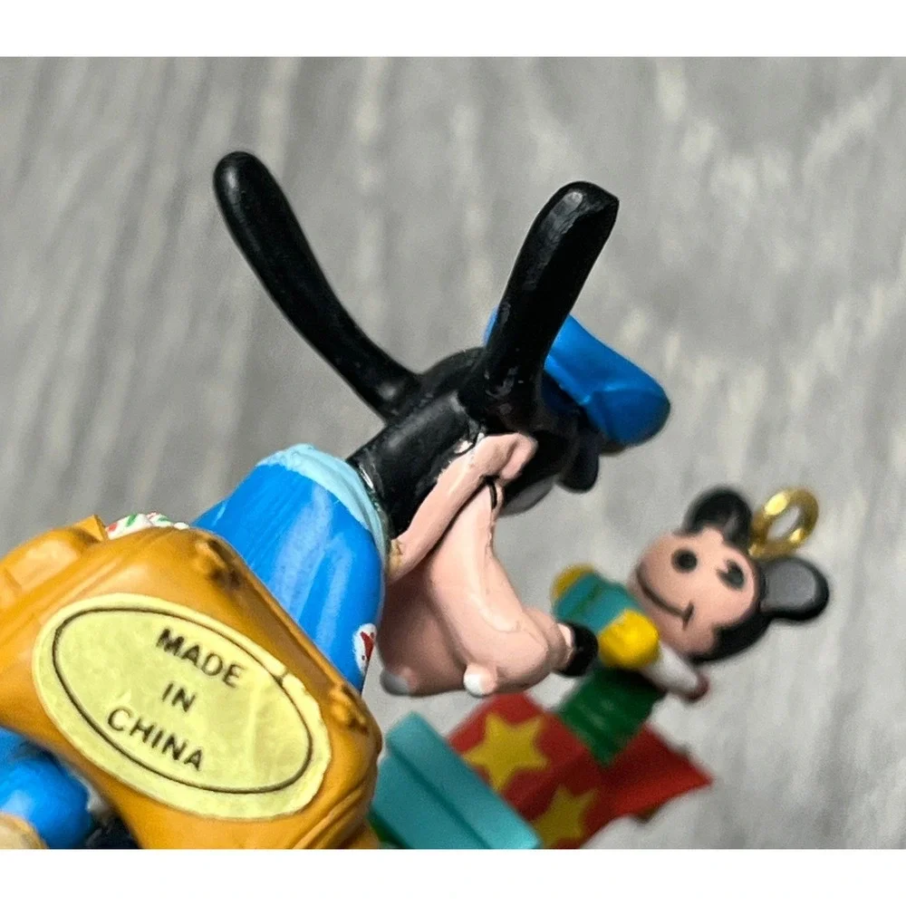 Enesco Disney Treasury Christmas Ornament Special Delivery Goofy Mickey 1992
